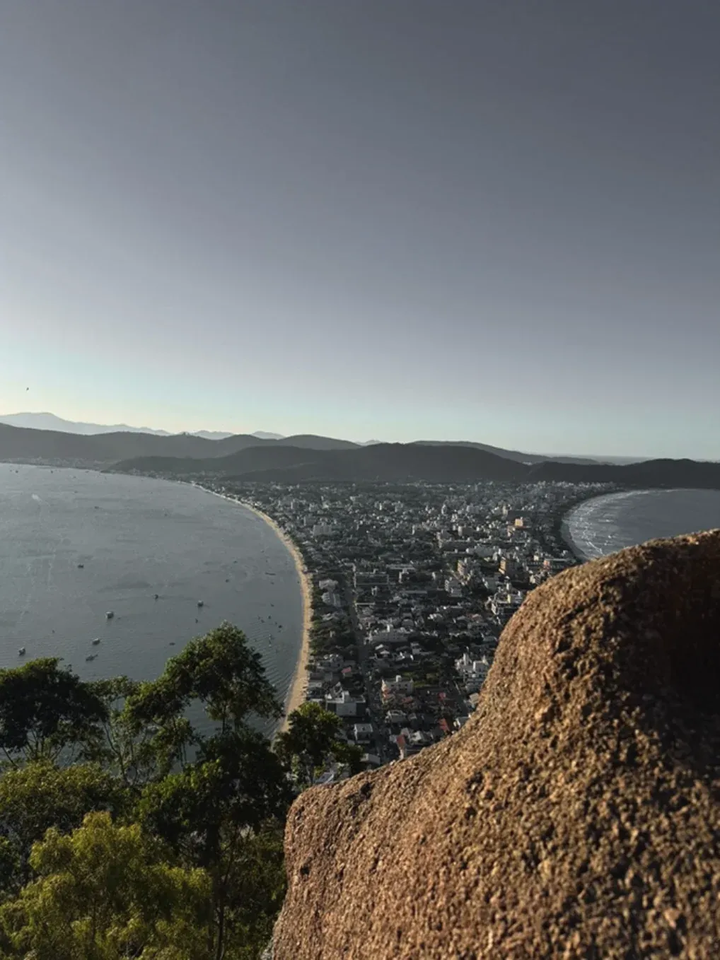 Do alto do costão, a península inteira à vista